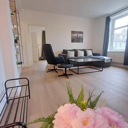 2 Bedroom With Free Private Parking Apartment