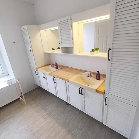2 Bedroom With Free Private Parking Apartment *