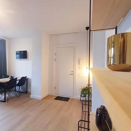 2 Bedroom With Free Private Parking Apartment *