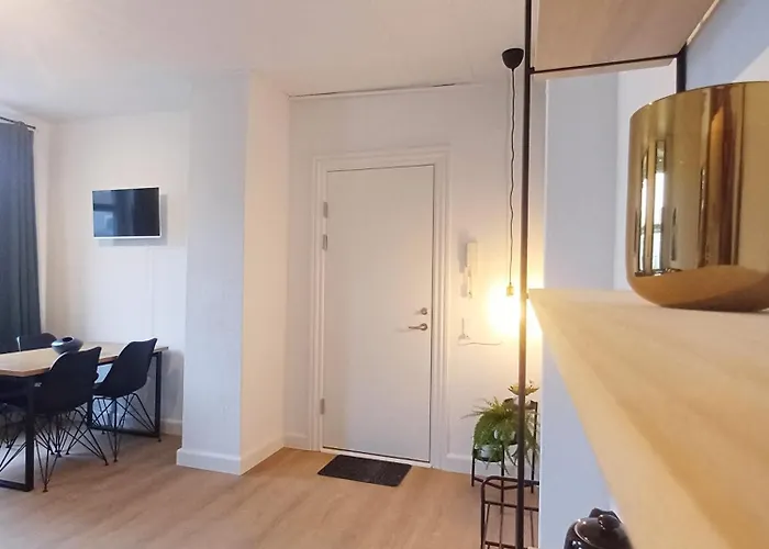 2 Bedroom With Free Private Parking