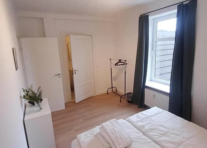 2 Bedroom With Free Private Parking *
